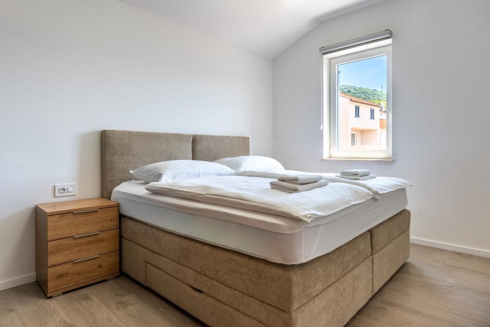 Bed, Bedroom, towels