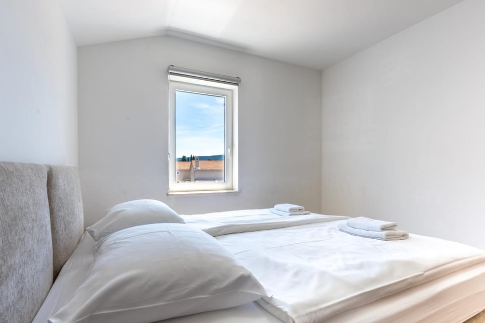 Bed, Bedroom, towels