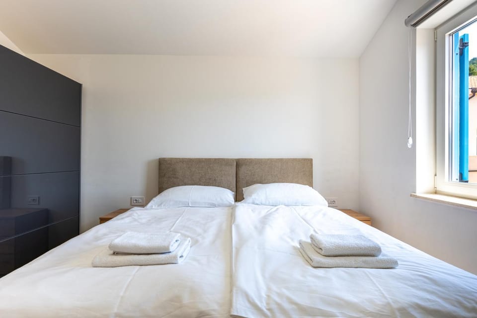 Bed, Bedroom, towels