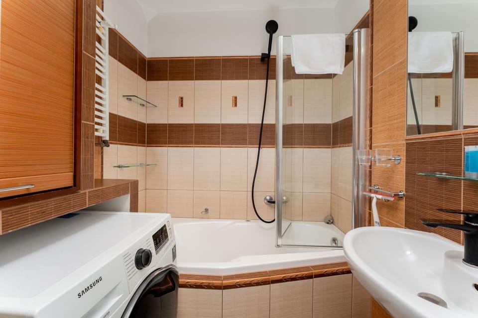 Shower, Bathroom, Bath, towels, washing machine