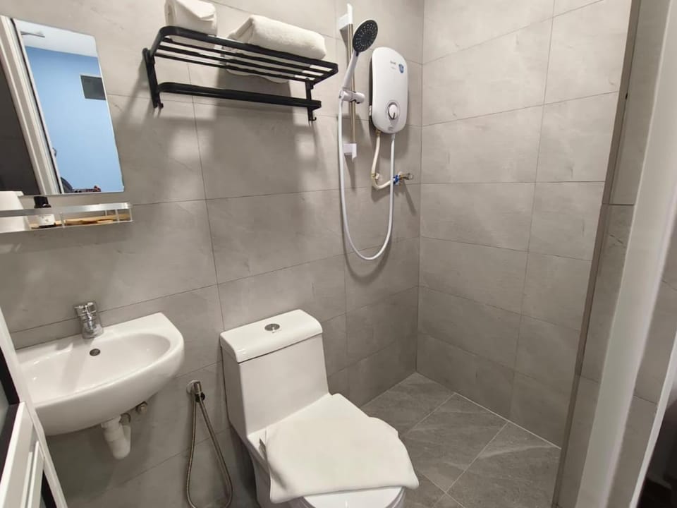 Shower, Toilet, Bathroom, bidet, towels
