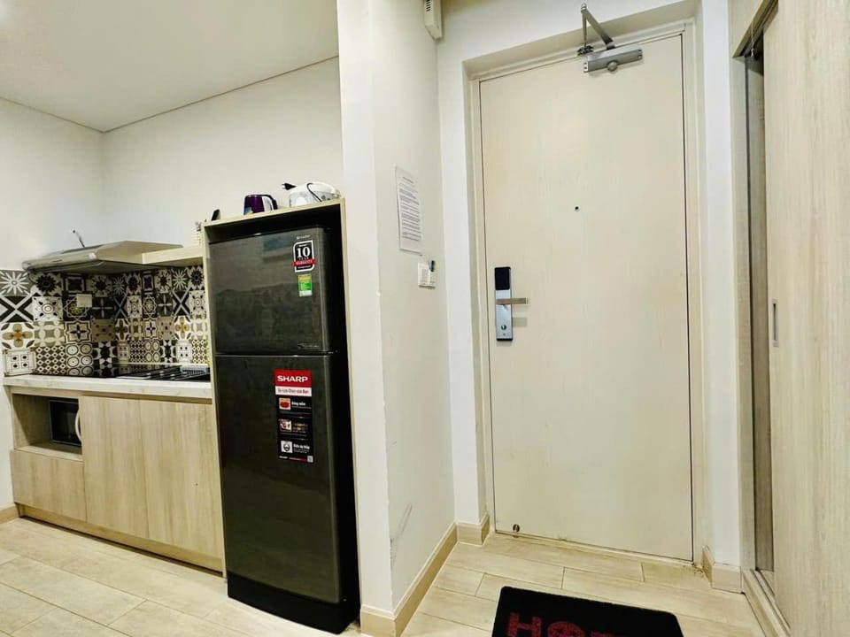 Kitchen or kitchenette, minibar