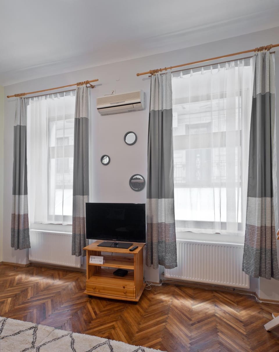 Photo of the whole room, Decorative detail, On site, Inner courtyard view
