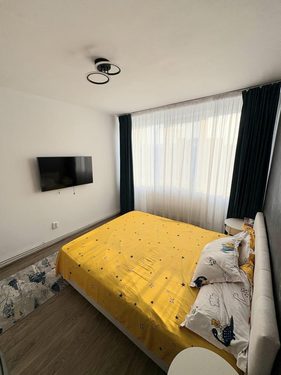 Bed, TV and multimedia, Bedroom