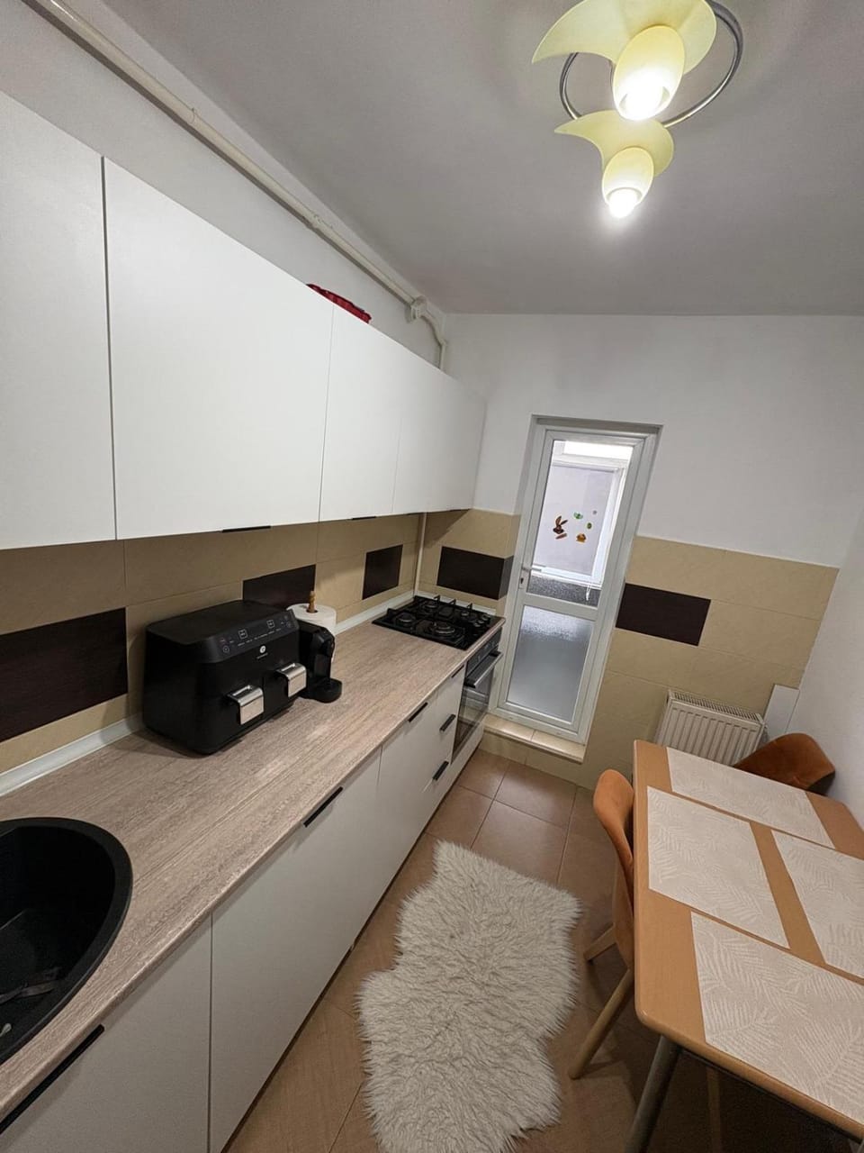 Coffee/tea facilities, Kitchen or kitchenette, Dining area, Supermarket/grocery shop, dishwasher, minibar, oven, stove, washing machine