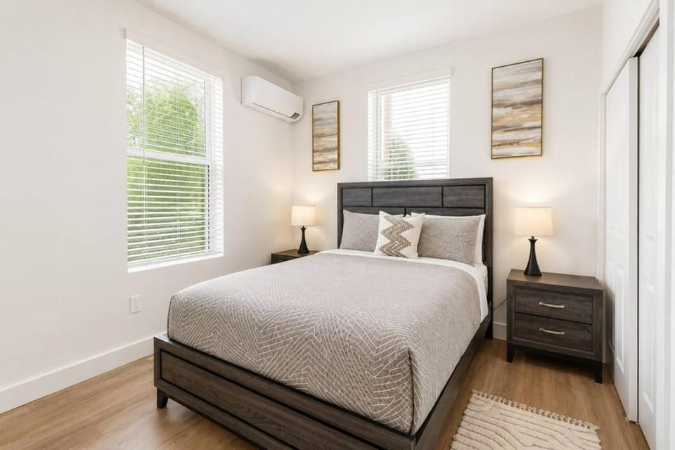 Modern 2 Bed Suite - Convention Center - Bathhouse Row - 3rd Floor - No Elevator - Stairs Access Only Apartment in Hot Springs
