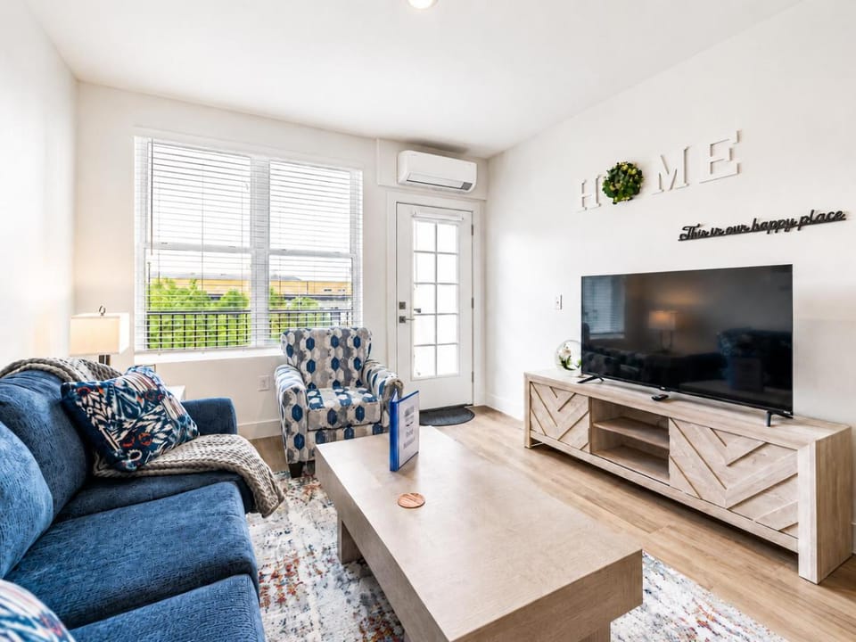 TV and multimedia, Living room, Seating area, Evening entertainment, air conditioner