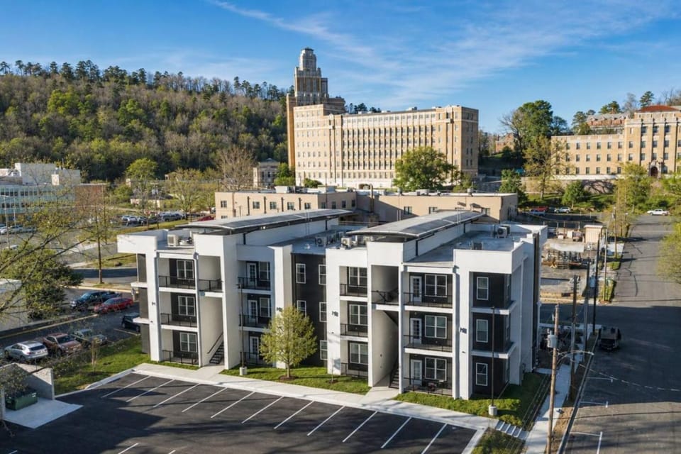 Modern 2 Bed Suite - Convention Center - Bathhouse Row - 3rd Floor - No Elevator - Stairs Access Only Apartment in Hot Springs
