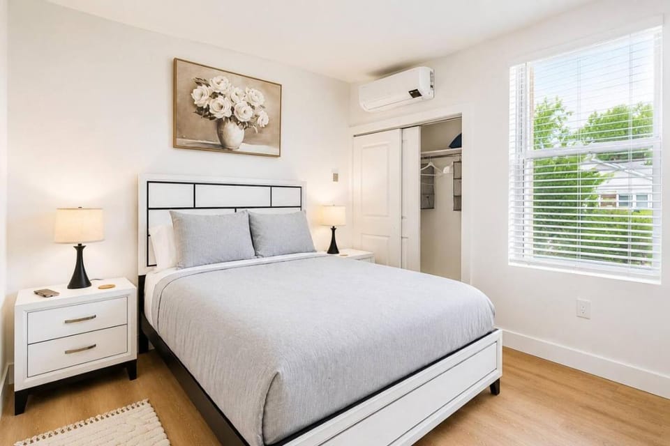Modern 2 Bed Suite - Convention Center - Bathhouse Row - 3rd Floor - No Elevator - Stairs Access Only Apartment in Hot Springs