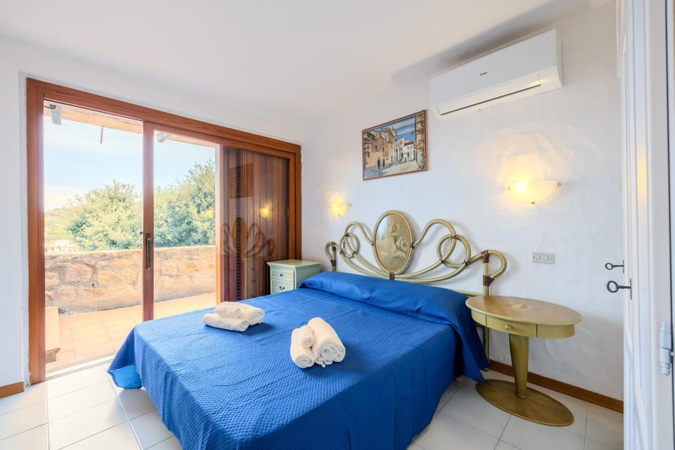 Bed, Photo of the whole room, Bedroom, towels, air conditioner