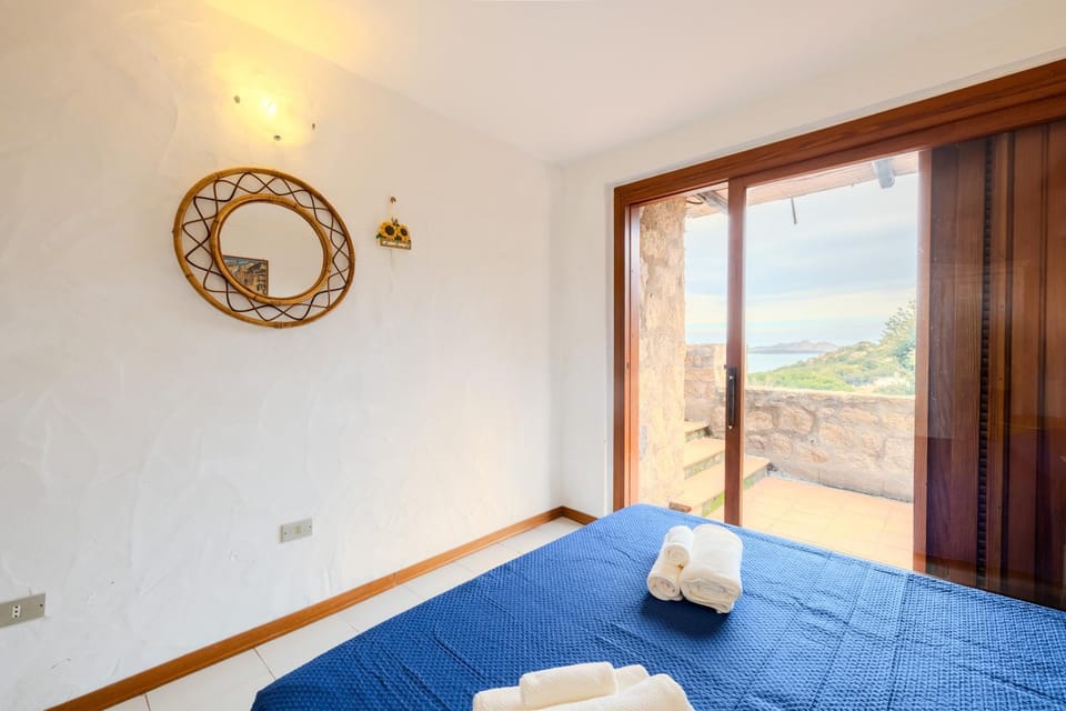 Bed, Natural landscape, Photo of the whole room, Bedroom, towels