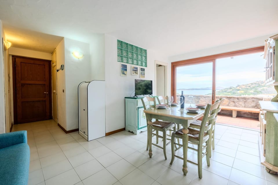 TV and multimedia, Kitchen or kitchenette, Living room, Seating area, Dining area