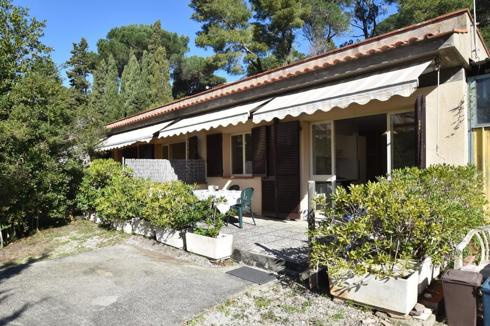 Property building, Patio, Balcony/Terrace
