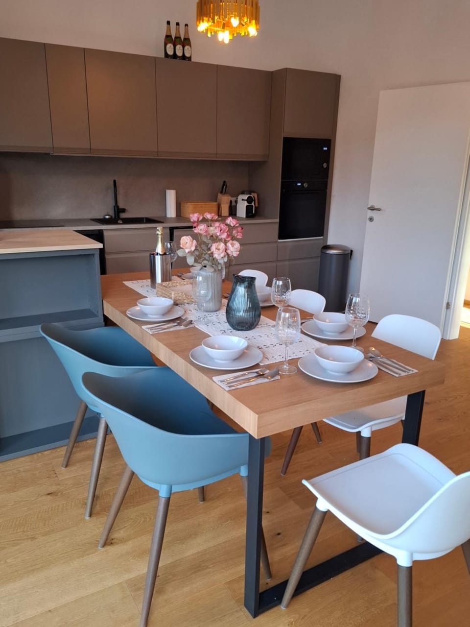 Kitchen or kitchenette, Living room, Seating area, Dining area