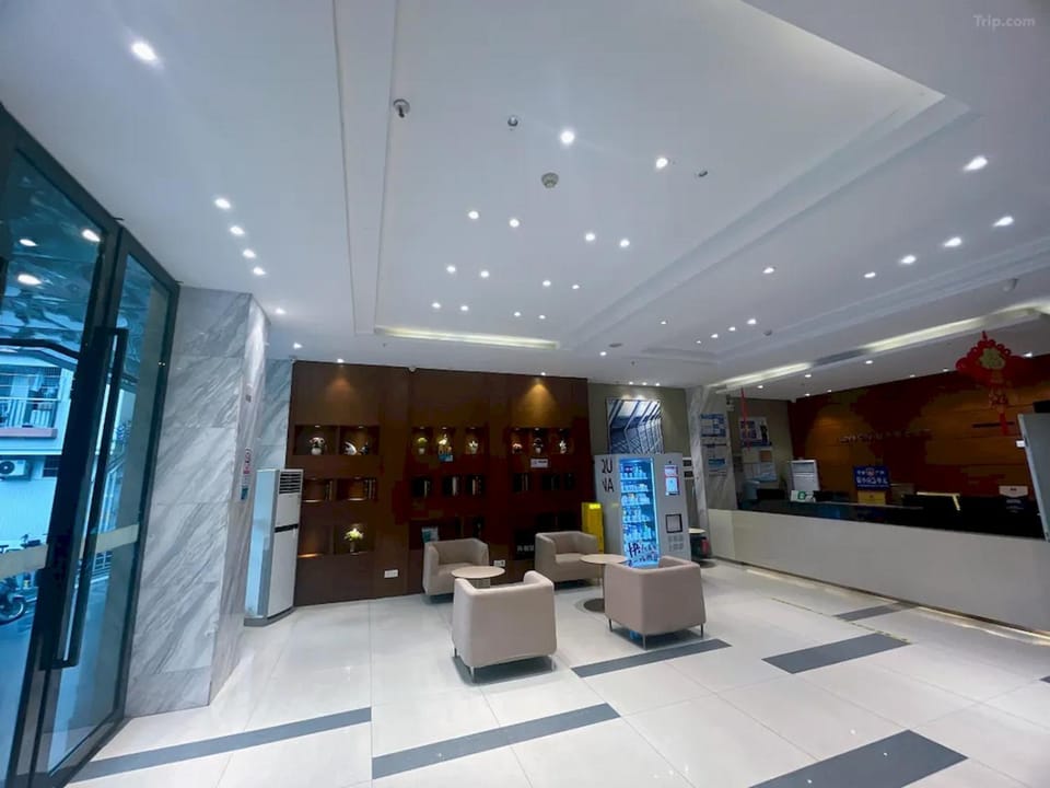 Communal lounge/ TV room, Lobby or reception, vending machine
