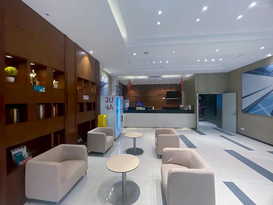 Communal lounge/ TV room, Lobby or reception, vending machine