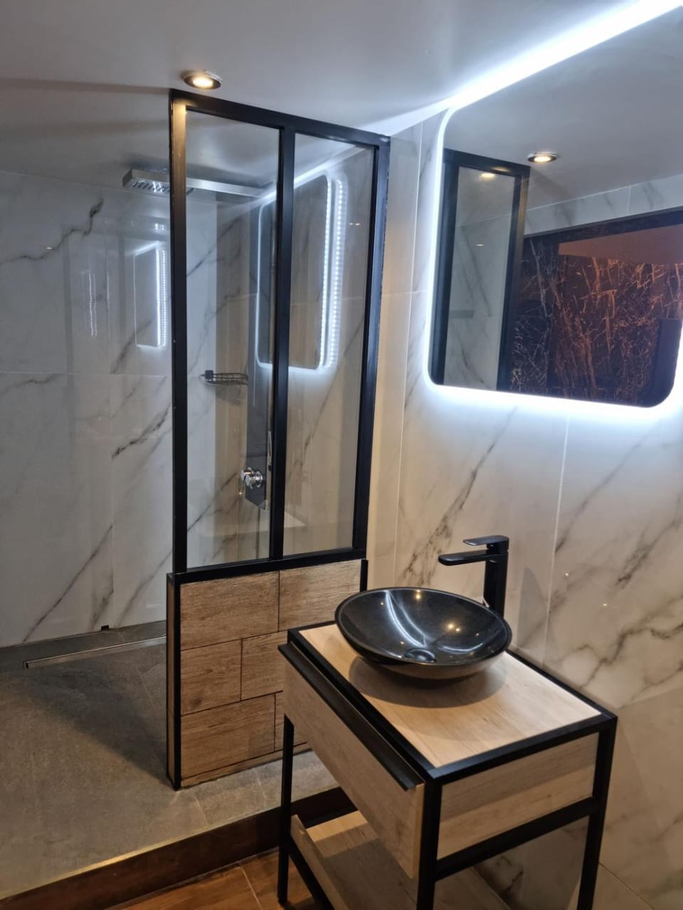 Shower, Toilet