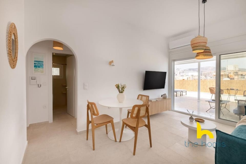 Sun-Splashed Top-Floor APT with Seaview and Jacuzzi! Apartment in East Attica Regional Unit, Greece