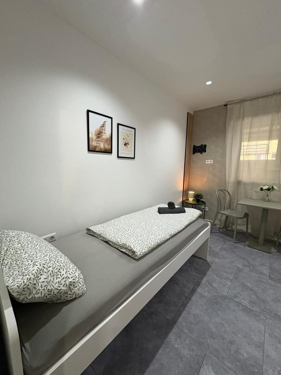Bed, TV and multimedia, Photo of the whole room, Seating area, Bedroom