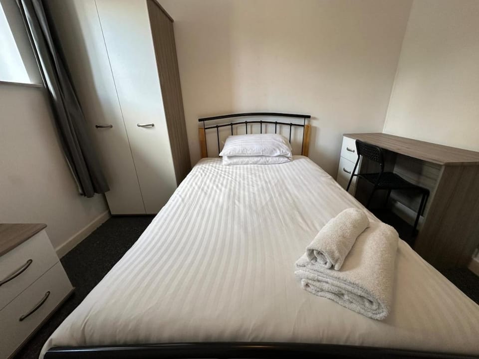 Large house ideal for work with parking and private garden House in Bristol