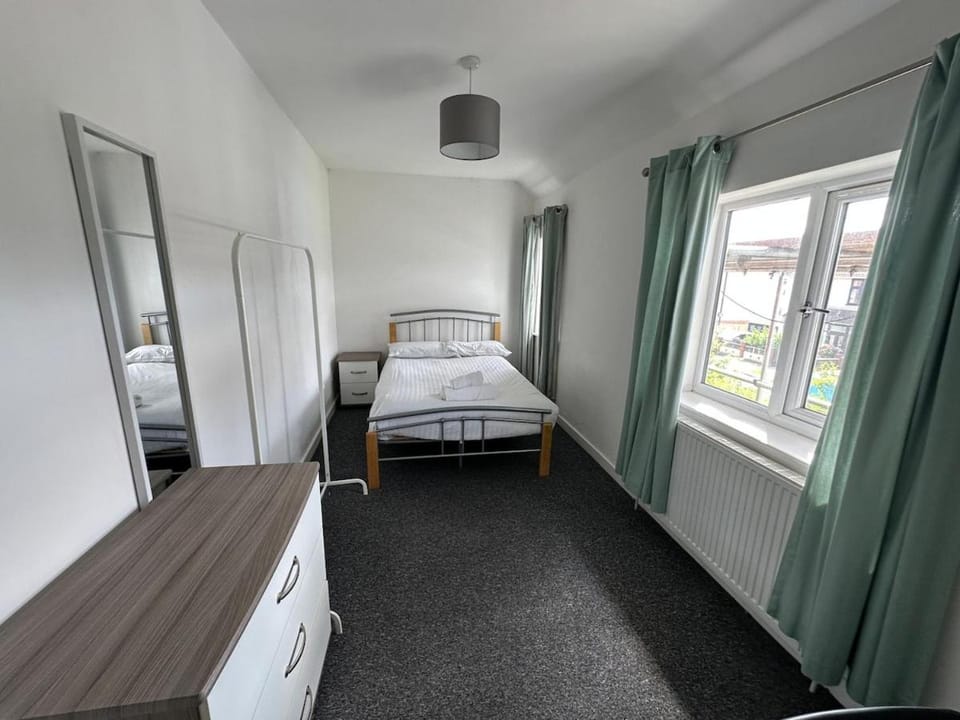 Large house ideal for work with parking and private garden House in Bristol