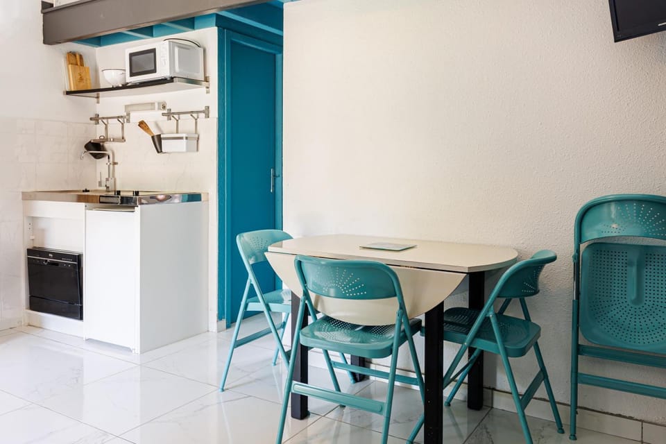 Property building, Kitchen or kitchenette, Living room