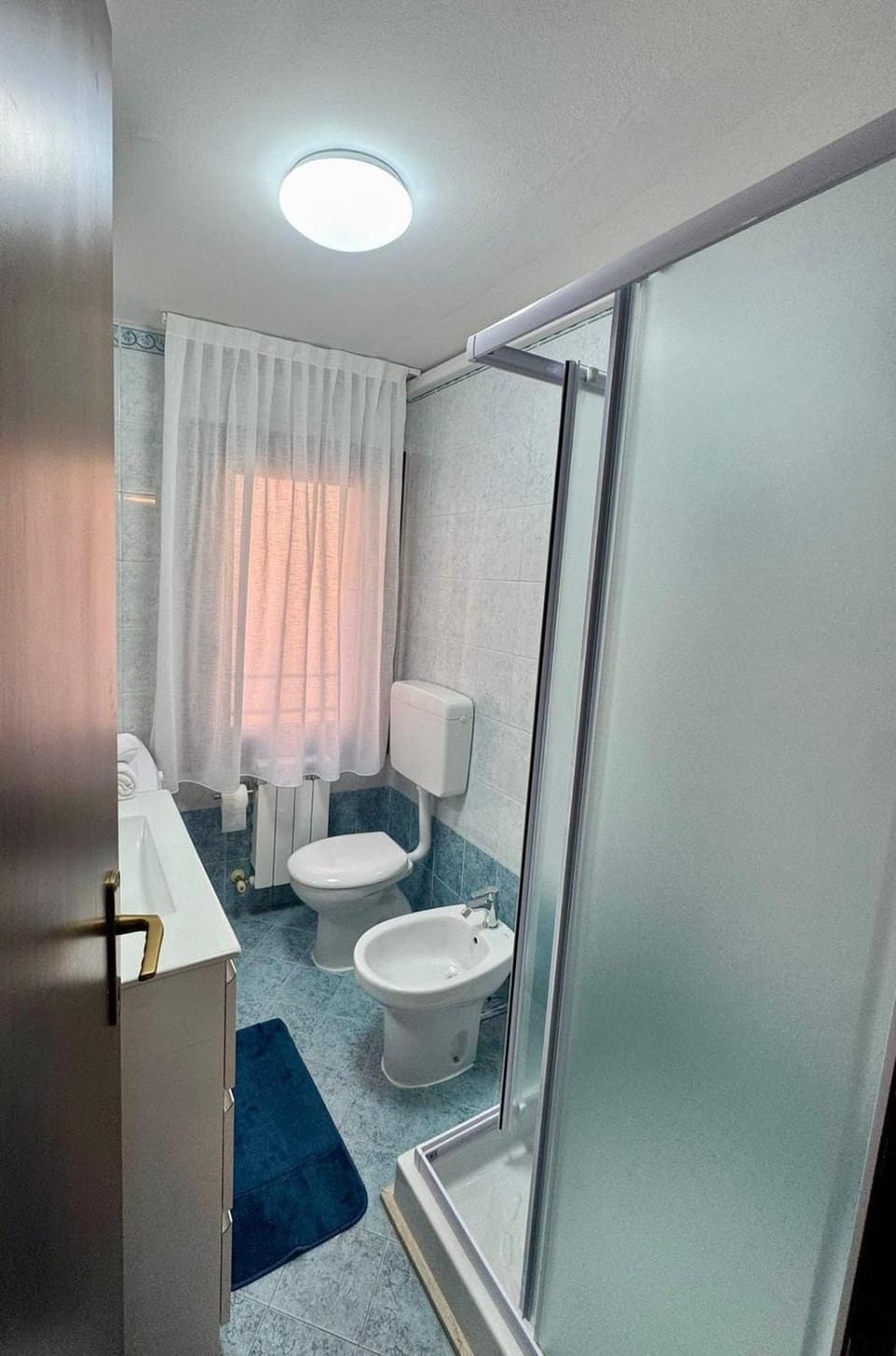 Shower, Toilet