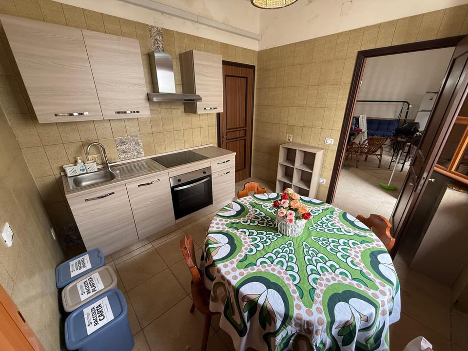 Kitchen or kitchenette, Dining area, oven, stove