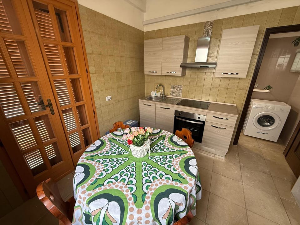 Kitchen or kitchenette, Dining area, oven, stove, washing machine