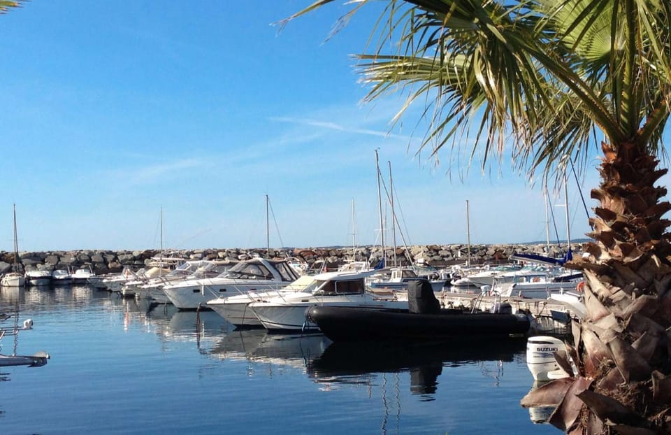 IS100-106 LES ISSAMBRES Studio cabine 4 couchages avec Piscine et parking Cabin in Sainte-Maxime