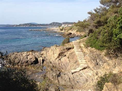 IS100-106 LES ISSAMBRES Studio cabine 4 couchages avec Piscine et parking Cabin in Sainte-Maxime
