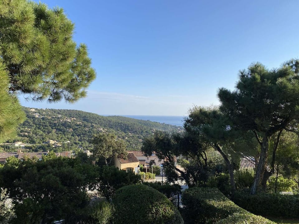 IS100-106 LES ISSAMBRES Studio cabine 4 couchages avec Piscine et parking Cabin in Sainte-Maxime