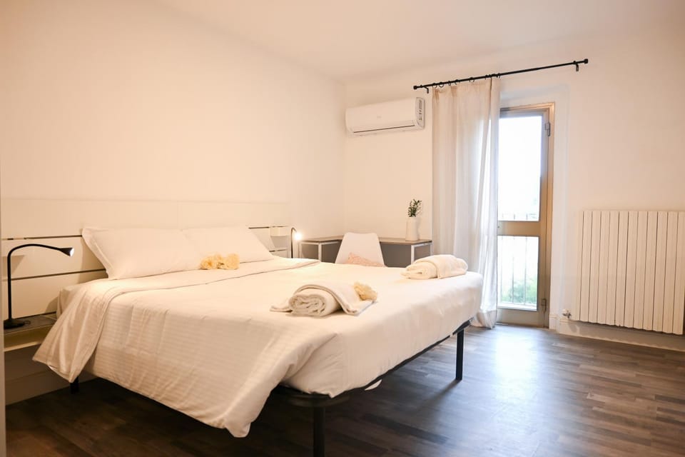 Bed, Photo of the whole room, Bedroom, internet, towels, air conditioner