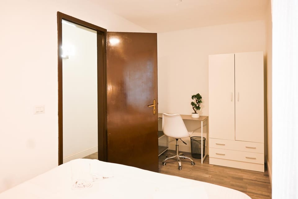 Bed, Photo of the whole room, Bedroom, wardrobe