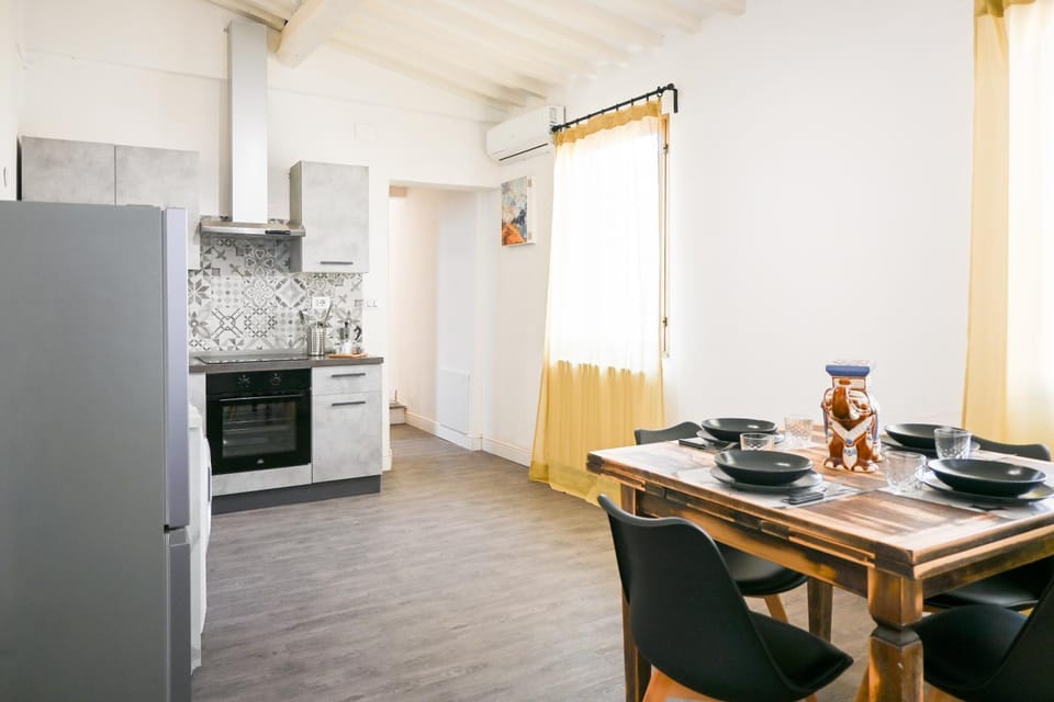 Kitchen or kitchenette, Dining area, oven, stove