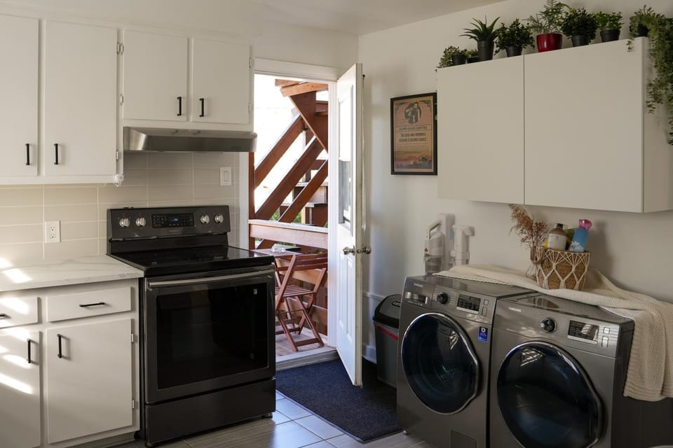 Balcony/Terrace, oven, washing machine, dryer