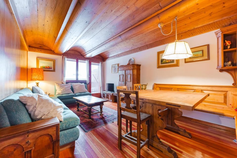 Living room, Seating area, Dining area, Lunch