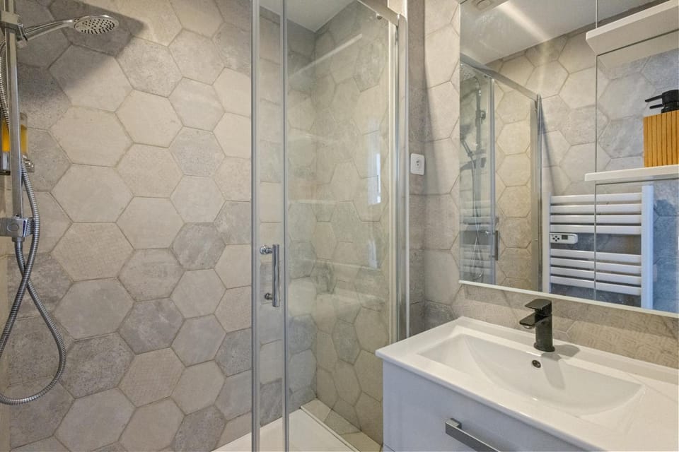 Bathroom, towels