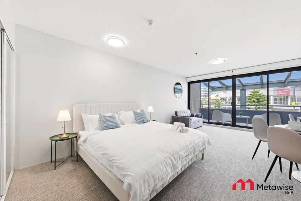 Bed, Living room, Photo of the whole room, Seating area, Bedroom