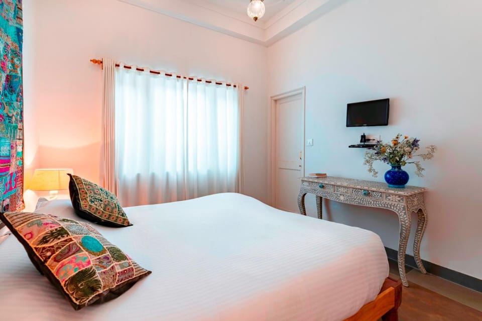 Bed, TV and multimedia, Photo of the whole room, Bedroom