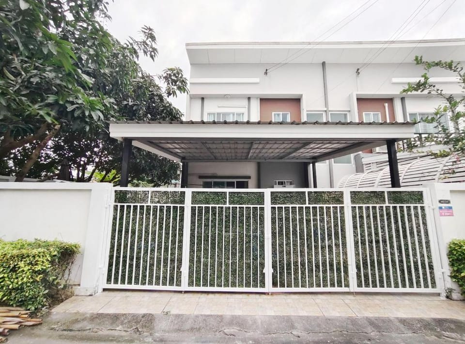 หมู่บ้านไลโอรัตนาธิเบศร์-เวสต์เกต Bed and Breakfast in Bangkok