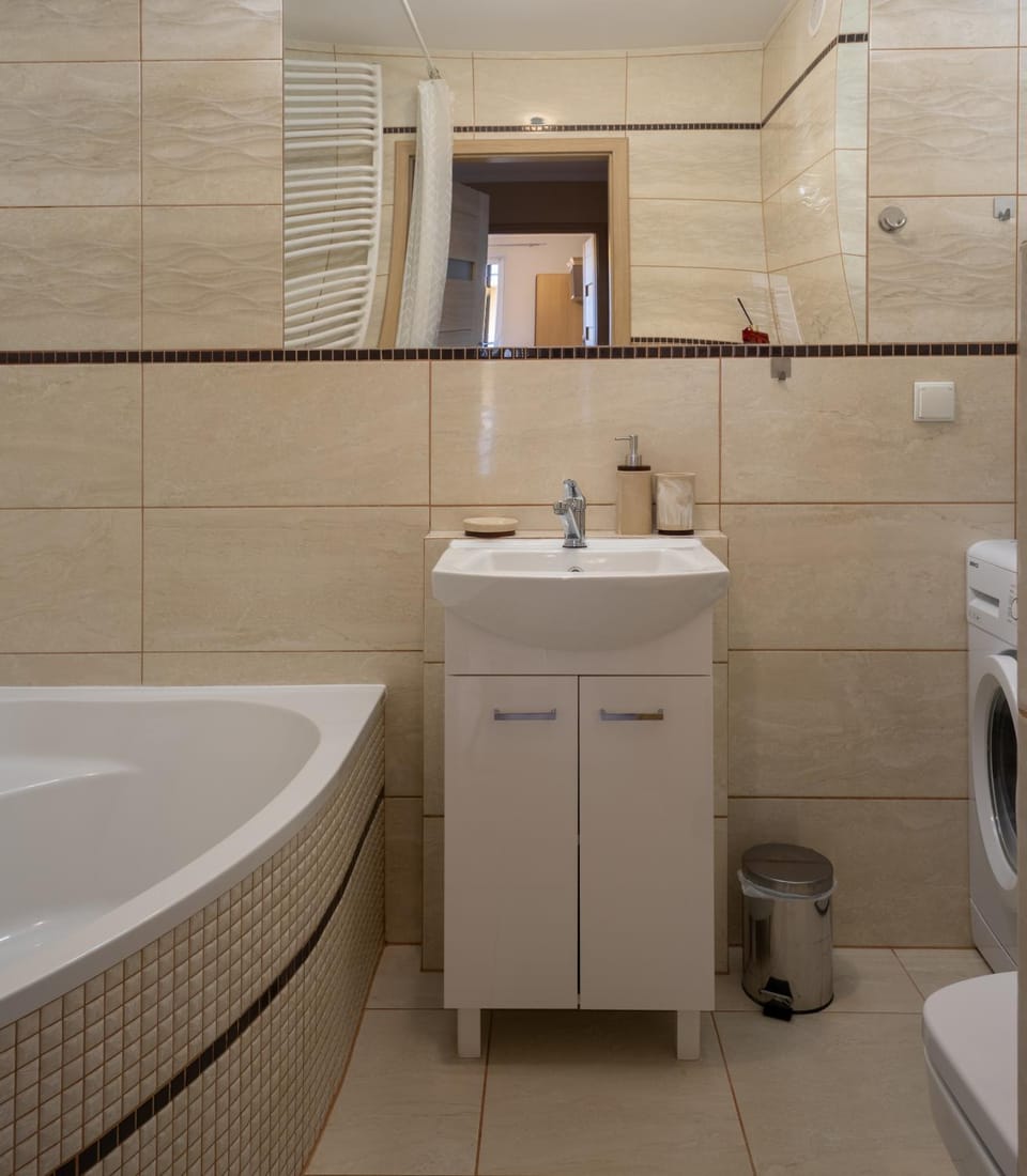 Shower, Toilet, Bathroom, Bath, towels, washing machine