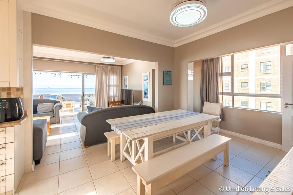 TV and multimedia, View (from property/room), Kitchen or kitchenette, Living room, Seating area, Dining area