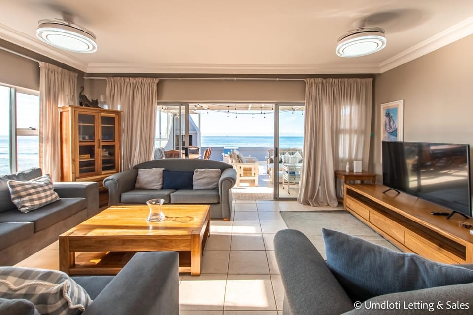 TV and multimedia, View (from property/room), Seating area, Sea view