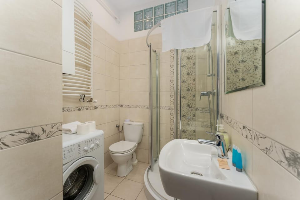 Shower, Toilet, Bathroom, towels, washing machine