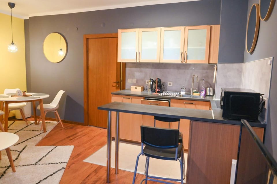 TV and multimedia, Coffee/tea facilities, Kitchen or kitchenette, Living room, Seating area, Dining area, stove