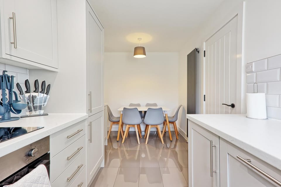 Whole house, sleeps 8, close to City centre Apartment in Chelmsford