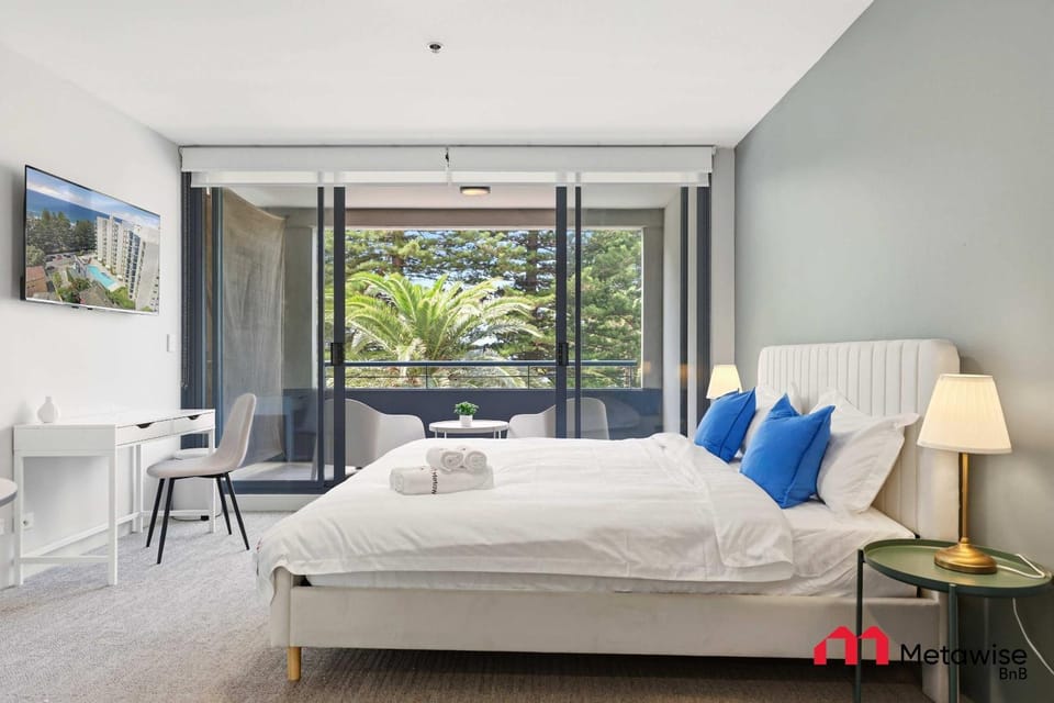 Bed, Living room, Photo of the whole room, Seating area, Bedroom