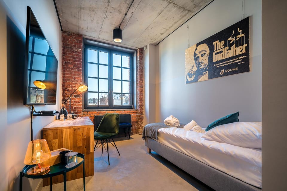 Bed, TV and multimedia, Living room, Photo of the whole room, Seating area, Bedroom