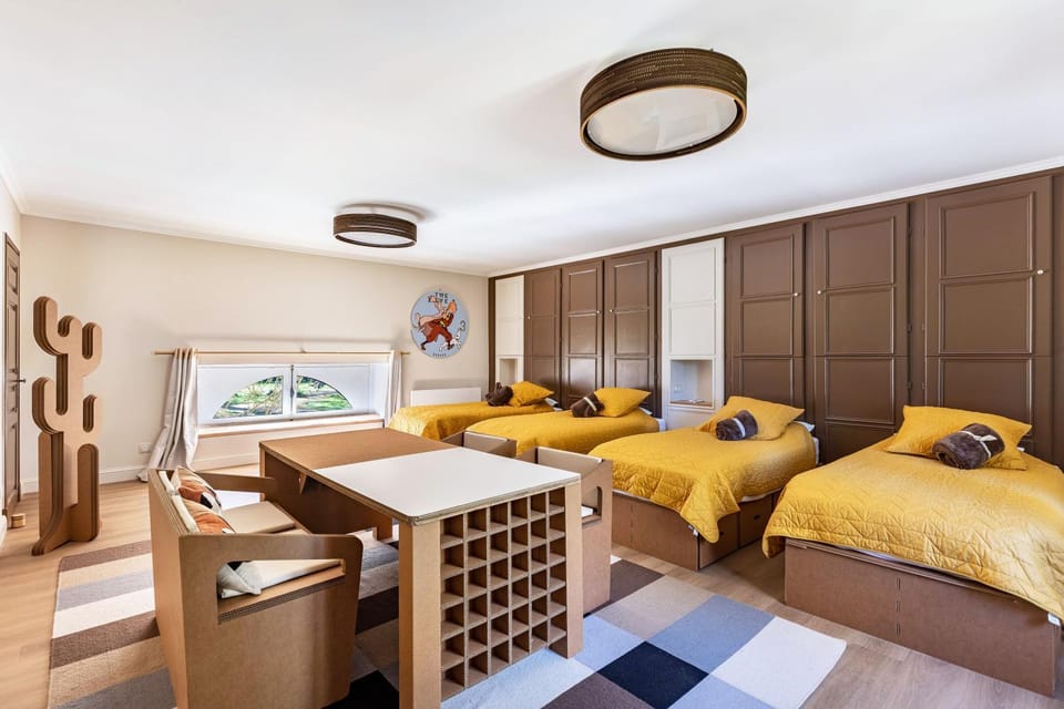 Property building, Living room, Bedroom